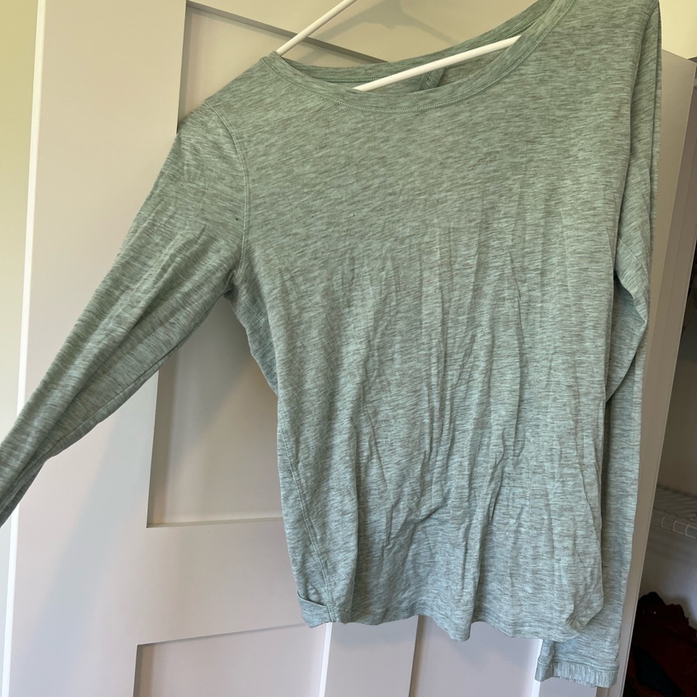 Lululemon Sz 4 long sleeve w open back detail